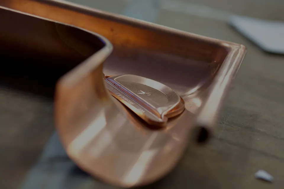 ein Kupfertablett mit einem Metallgegenstand darin