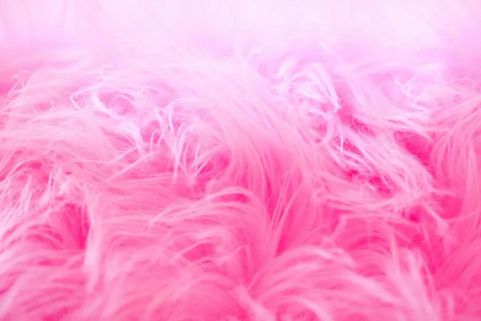 eine Nahaufnahme von rosa flauschigem Fell