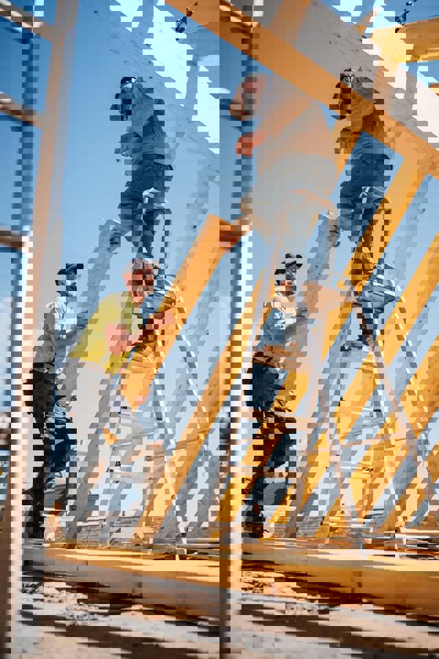 eine Gruppe von Männern auf Leitern