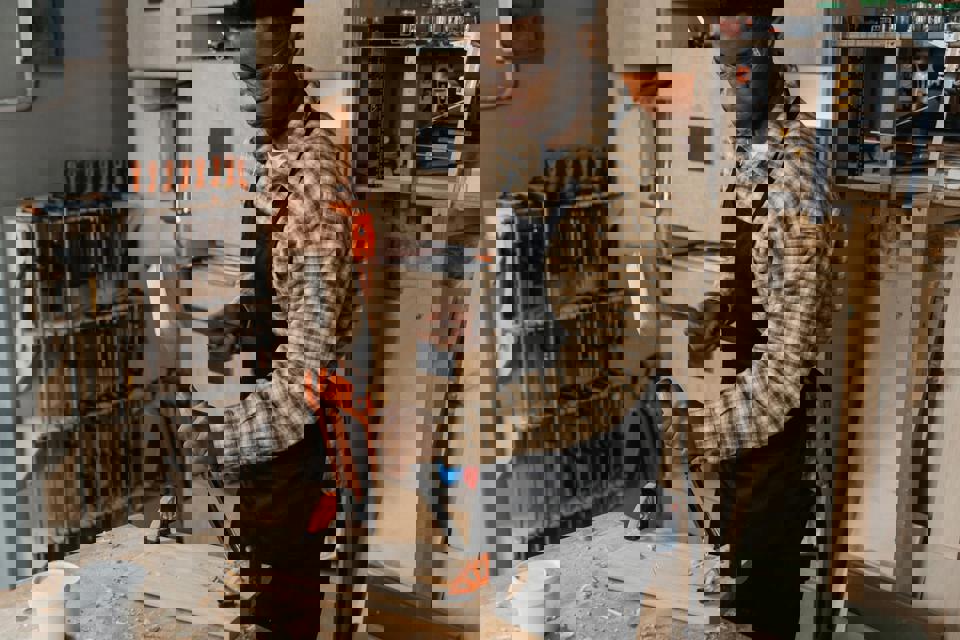 eine Person, die an einem Holzstück arbeitet