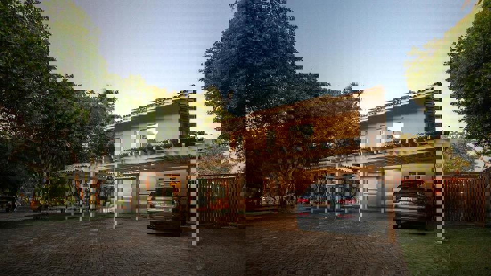 ein Auto, das in einer Einfahrt geparkt ist