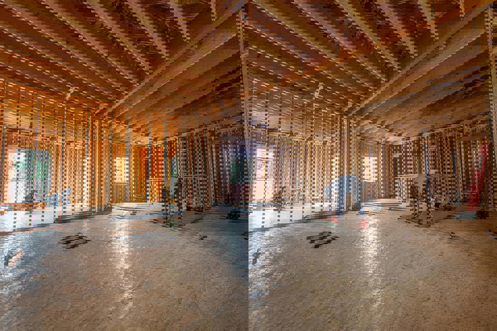 eine Person, die in einem Raum mit Holzbalken arbeitet