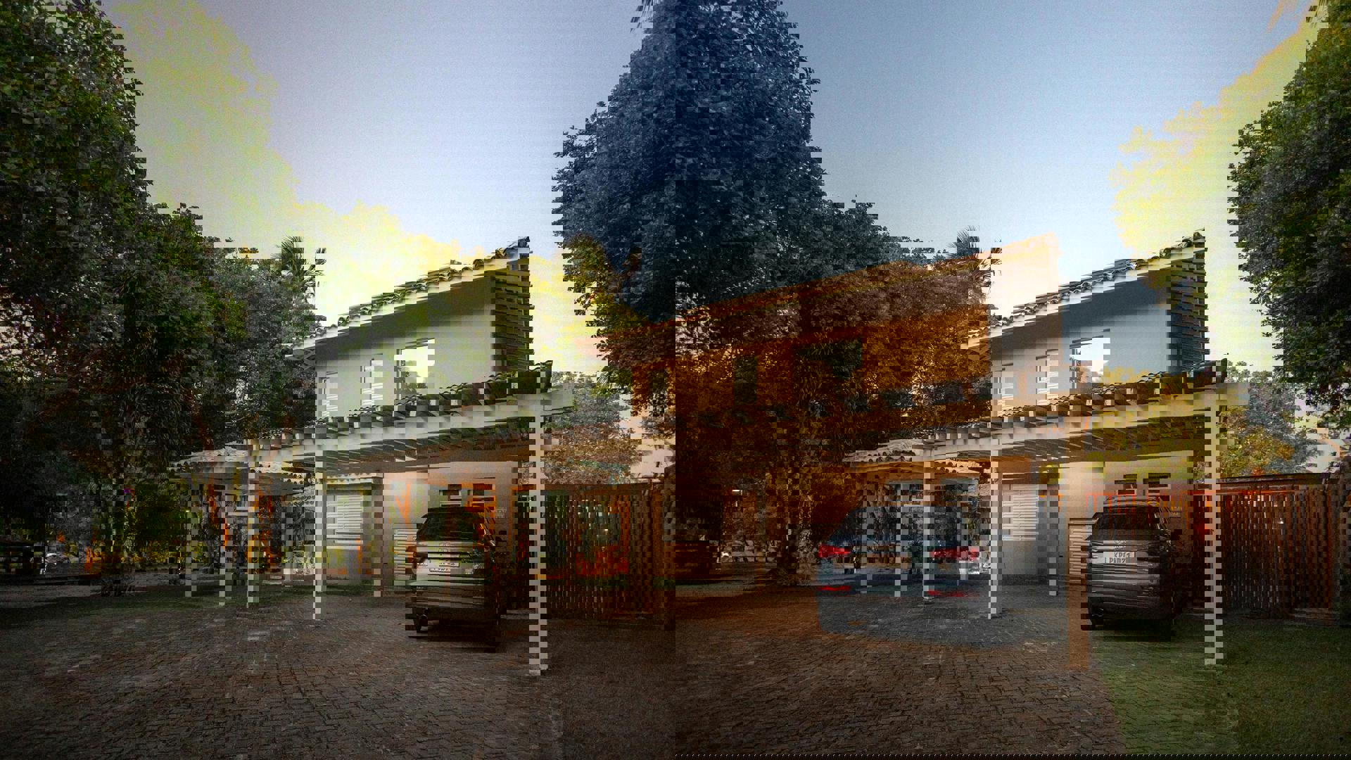 ein Auto, das in einer Einfahrt geparkt ist