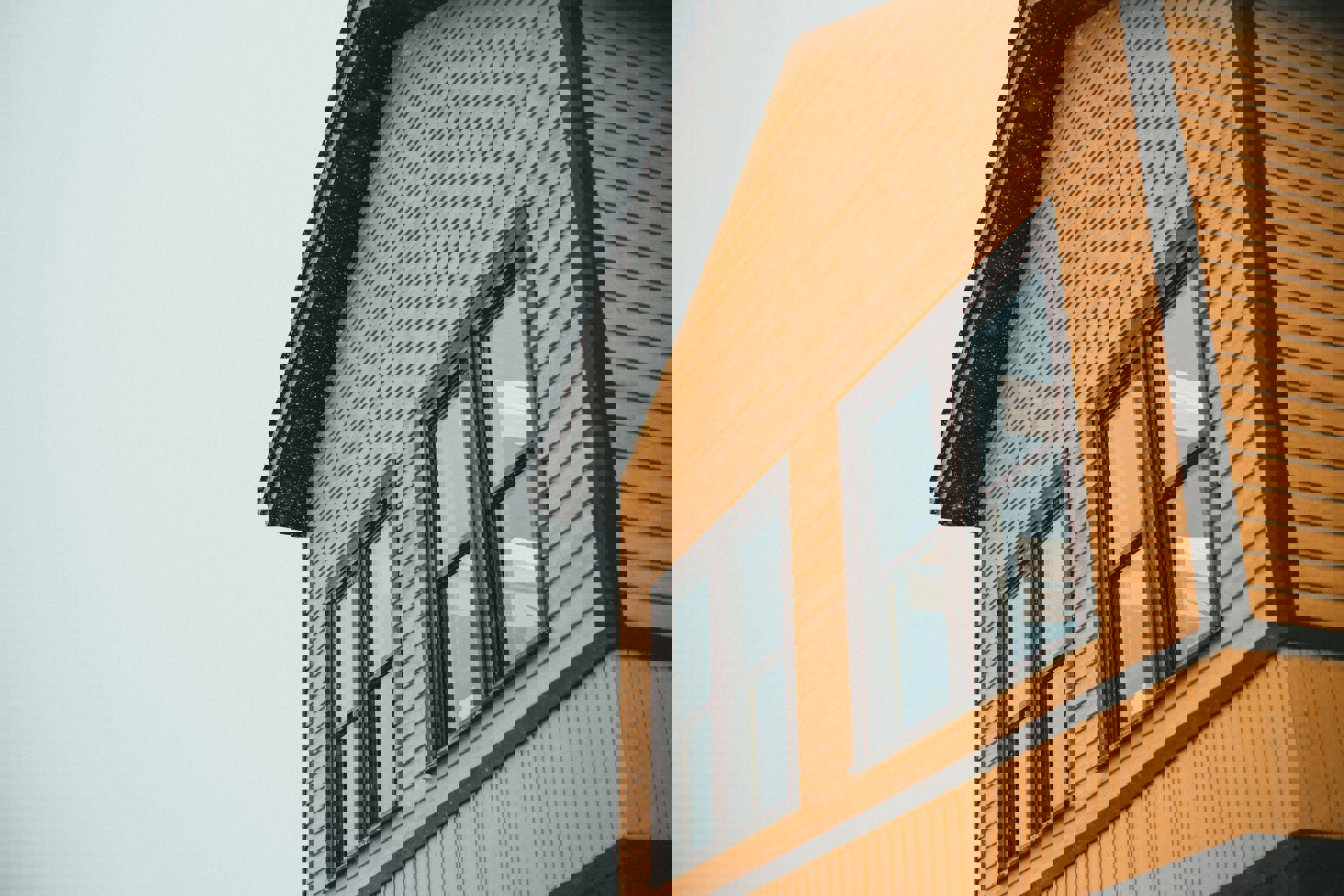 ein Haus mit Fenstern und fallendem Schnee