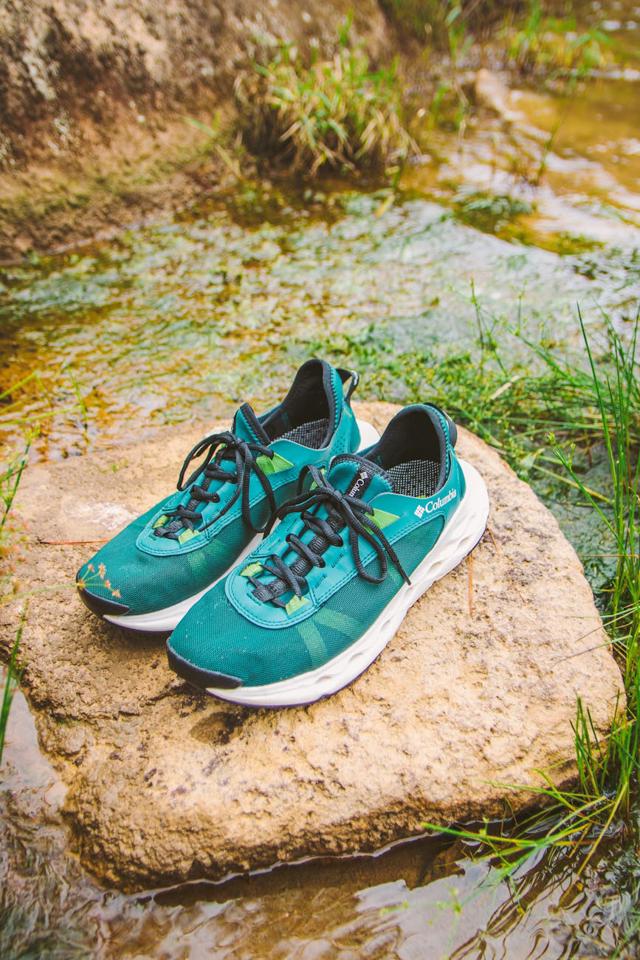 ein Paar grüne Schuhe auf einem Felsen