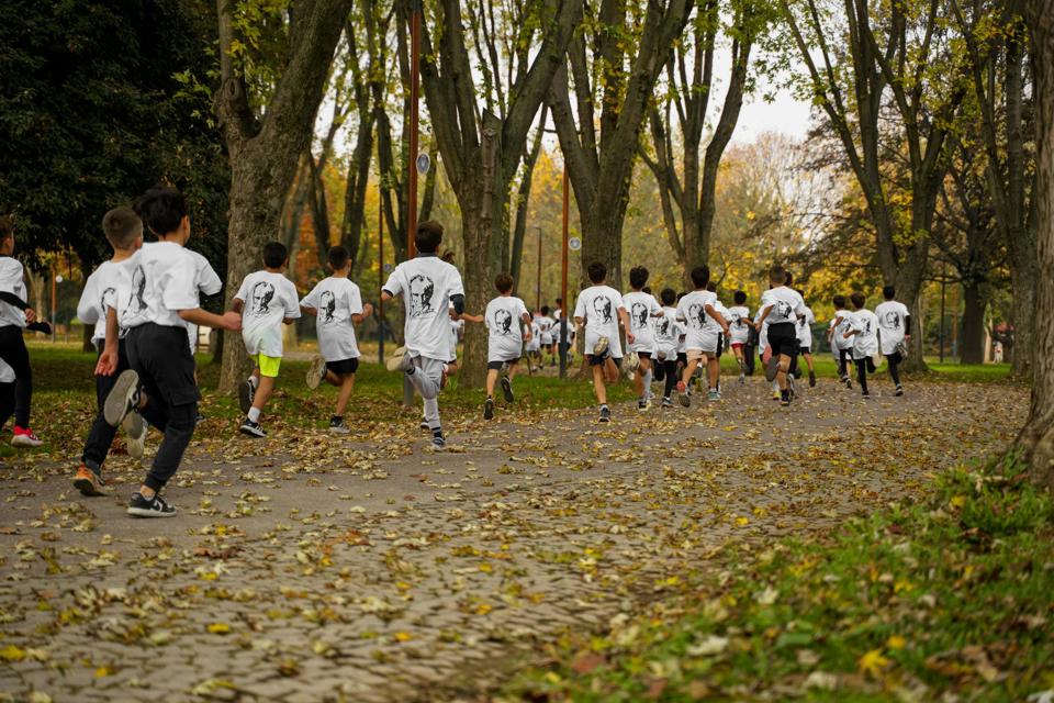 eine Gruppe von Kindern, die in einem Park rennen