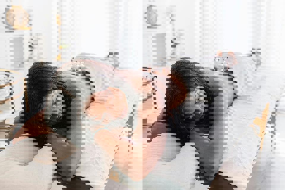 eine Person, die auf einer Massageliege liegt