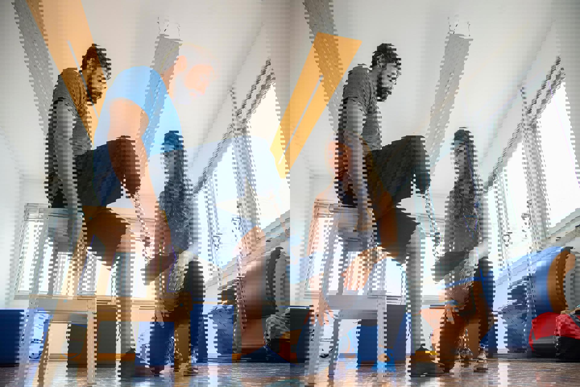 eine Person und eine Person mit Prothesenbein