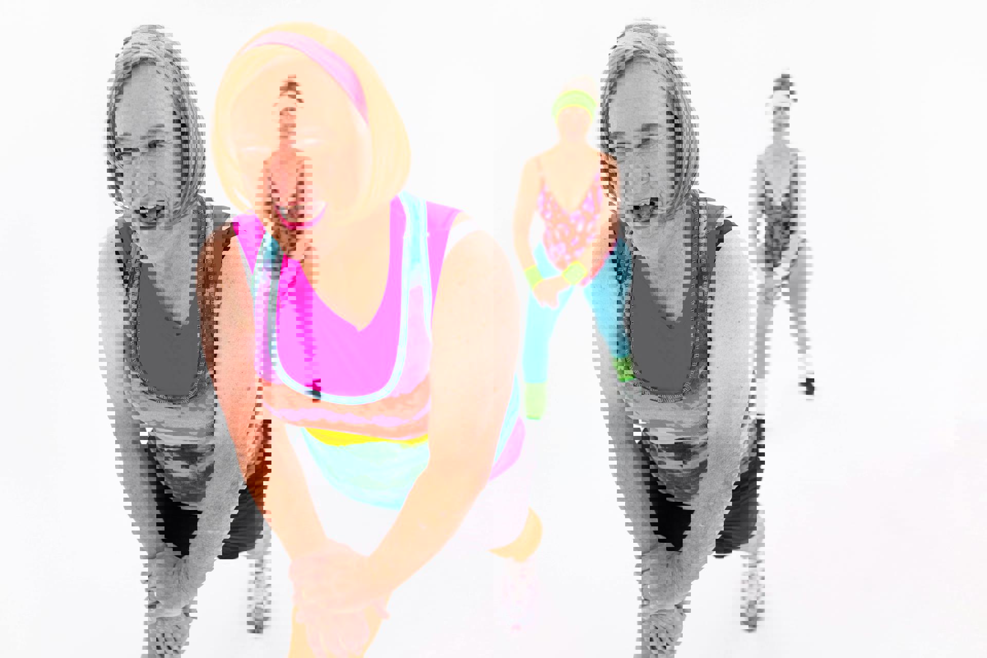 eine Person in bunter Kleidung und eine Person in einem bunten Outfit