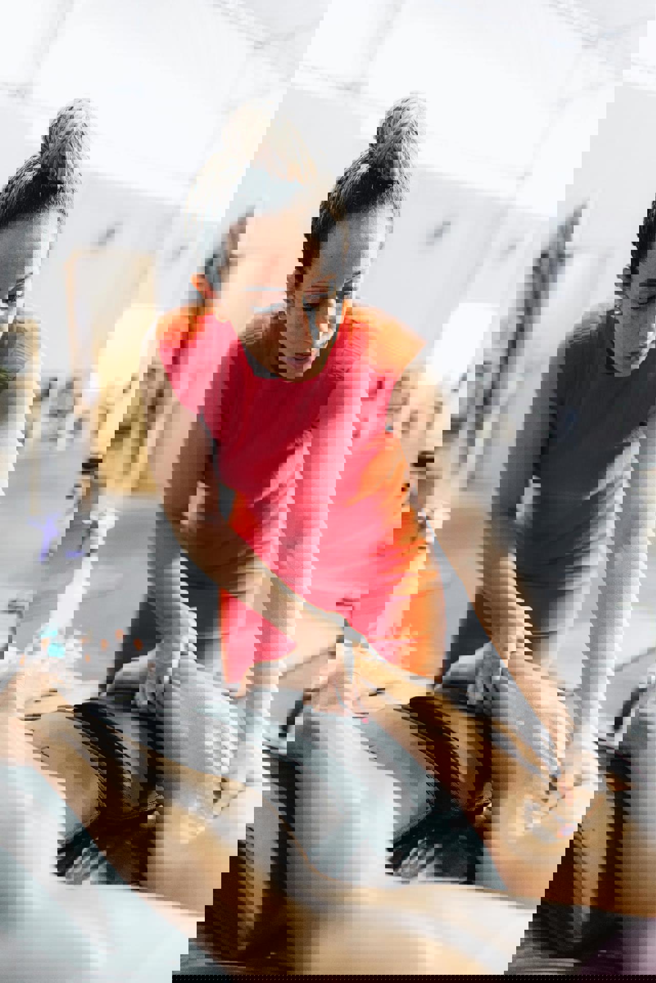 Eine Person massiert das Bein einer anderen Person.