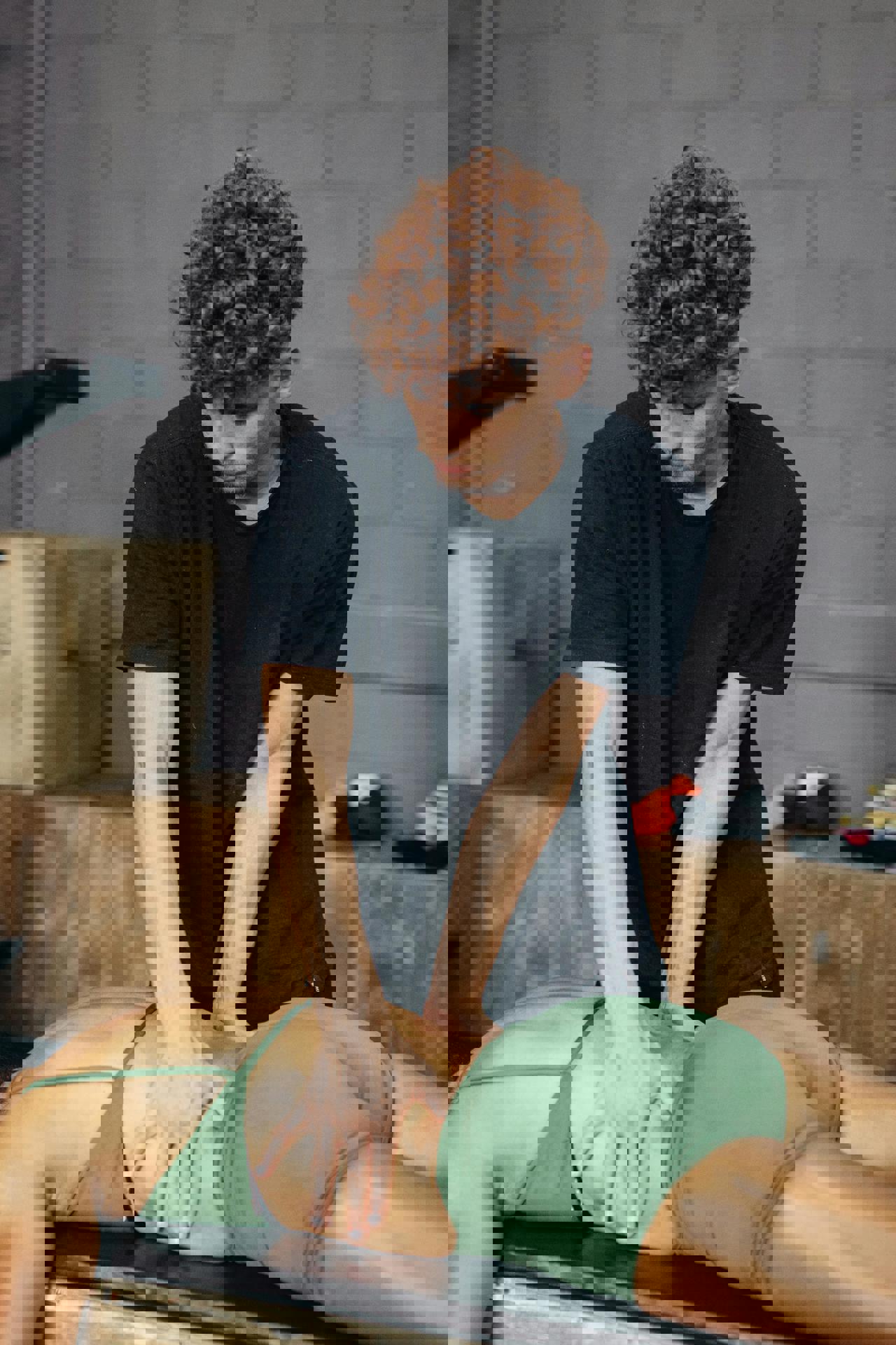 eine Person massiert den Rücken einer anderen Person