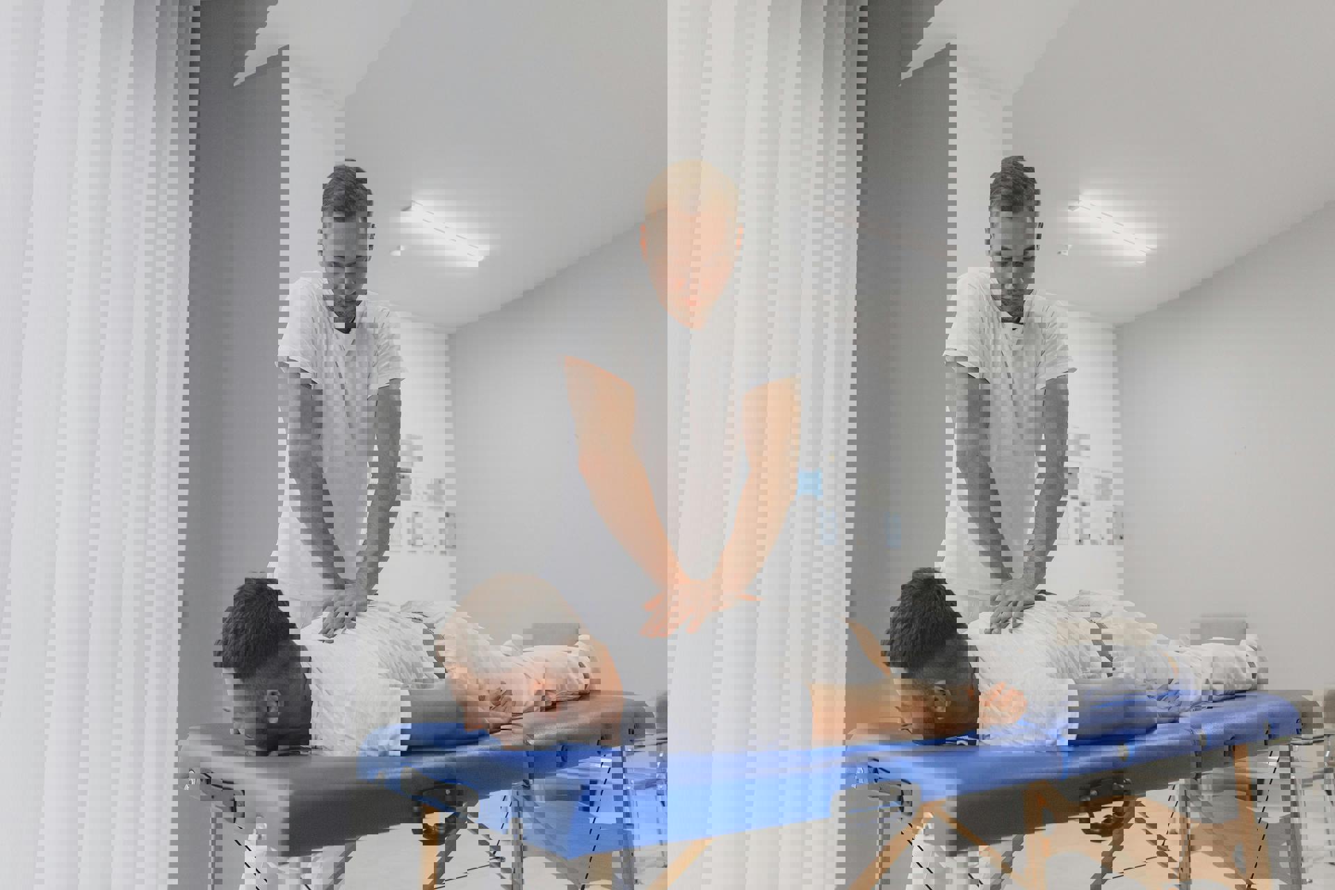 eine Person, die auf einer Massageliege liegt