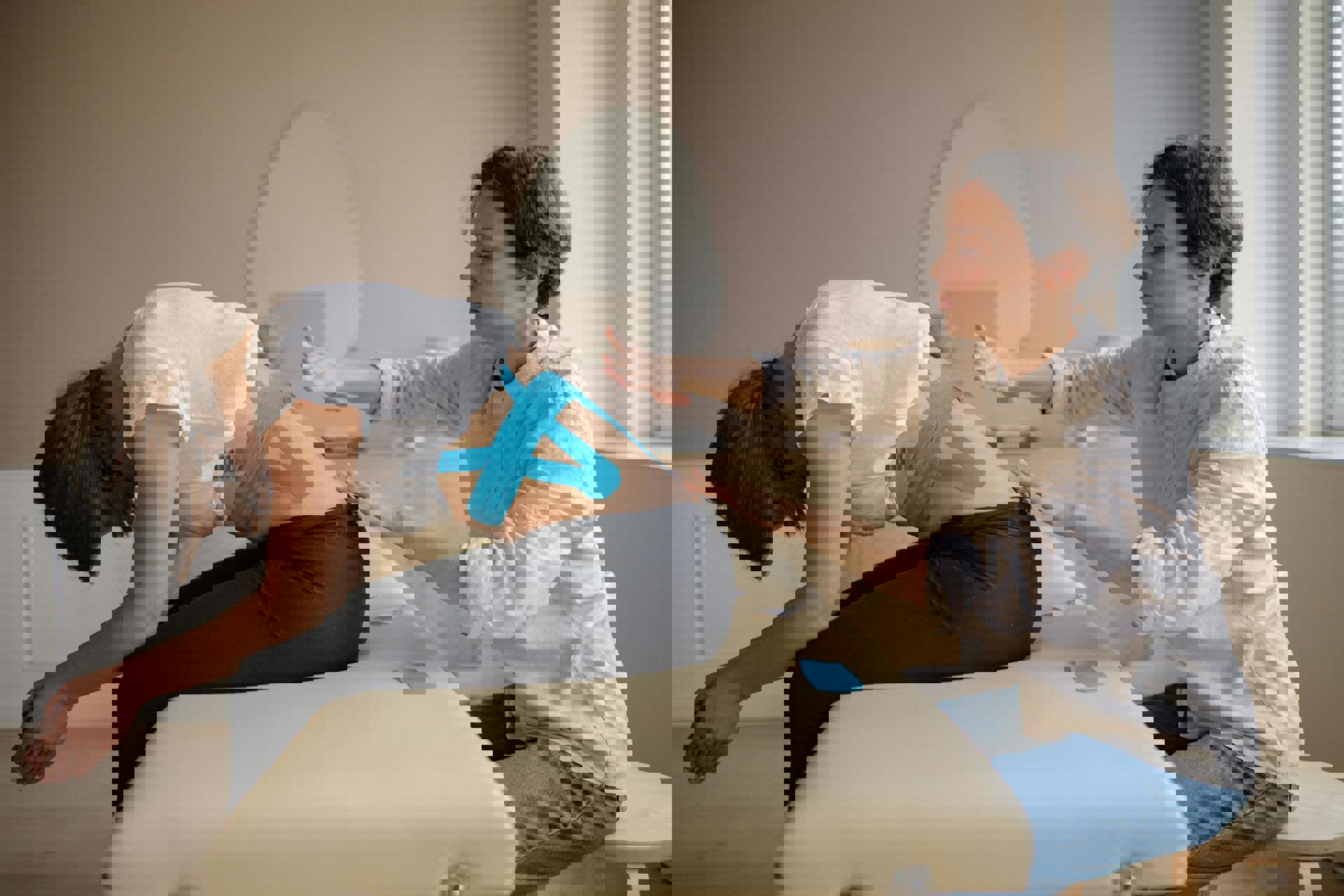 eine Person mit Klebeband auf dem Rücken