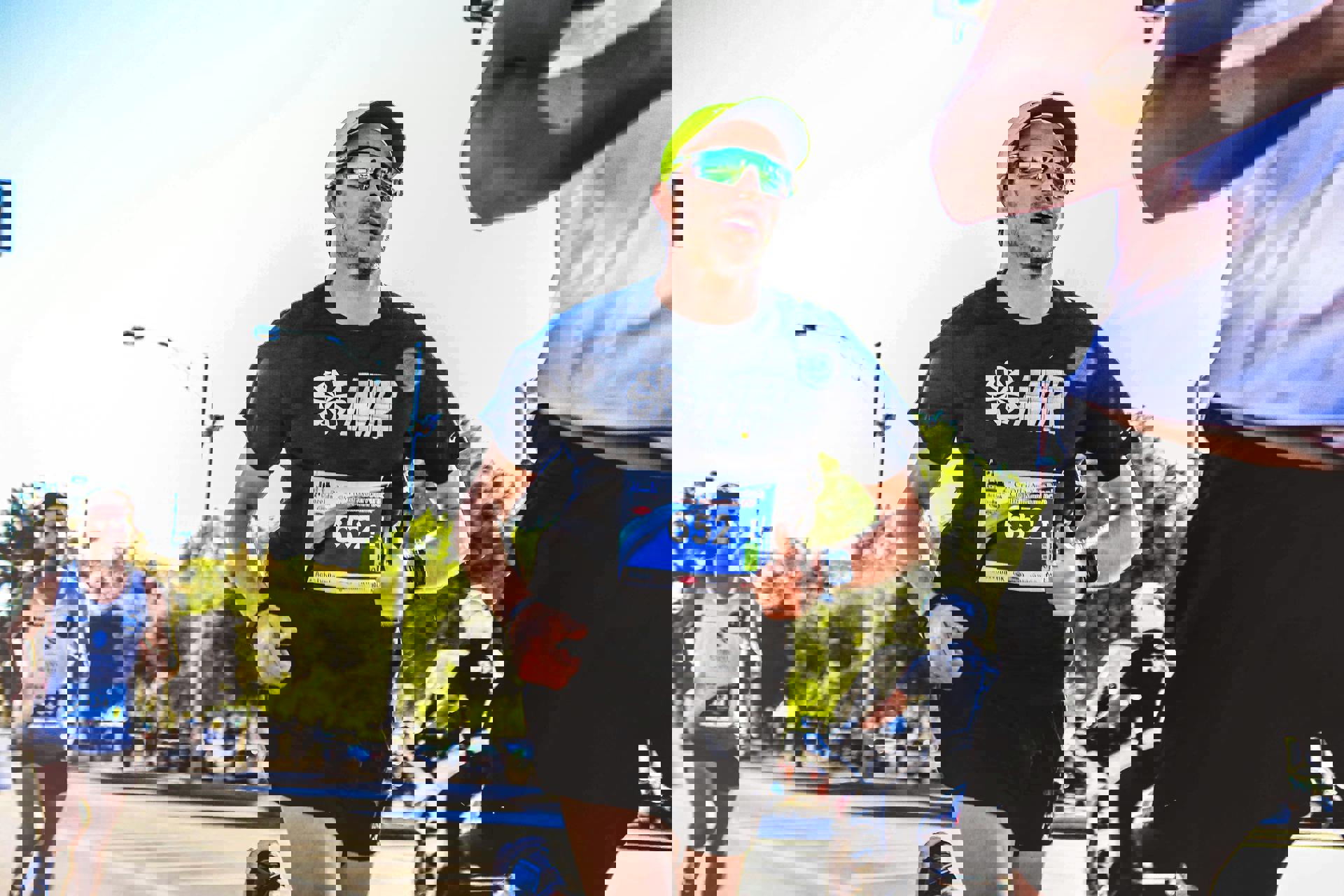 eine Person, die auf einer Straße läuft