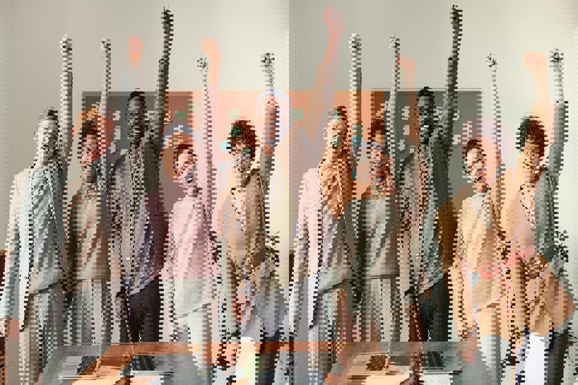 eine Gruppe von Menschen, die vor einem Laptop stehen