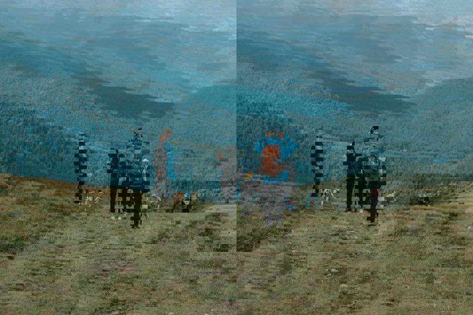 eine Gruppe von Menschen auf einem Berg