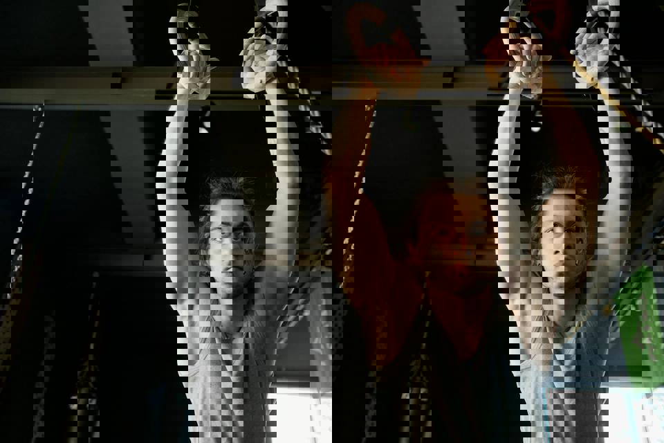 eine Person, die Ringe hochhält