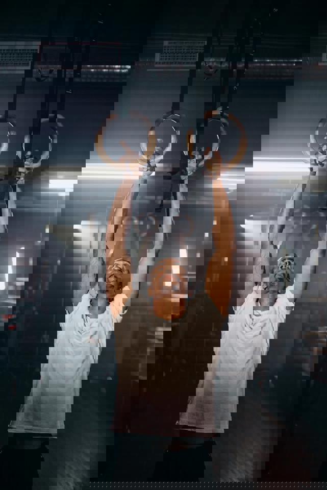 eine Person, die Ringe hochhält