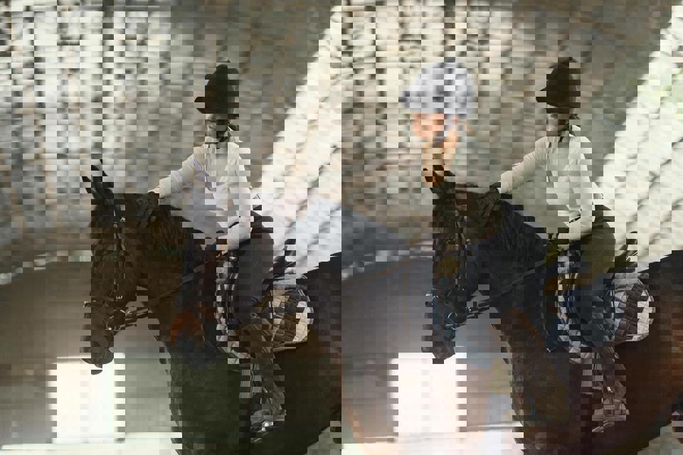 eine Person, die ein Pferd reitet