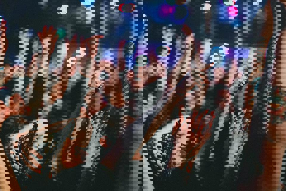 eine Menschenmenge mit erhobenen Händen