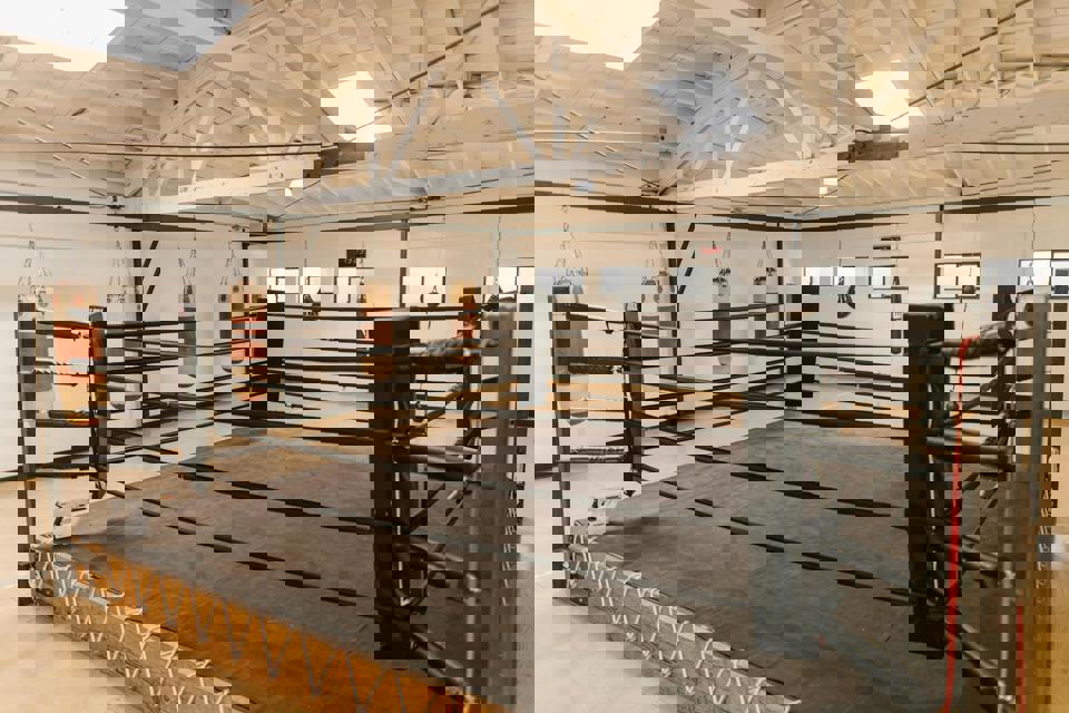 Boxring mit Seilen und Boxsäcken