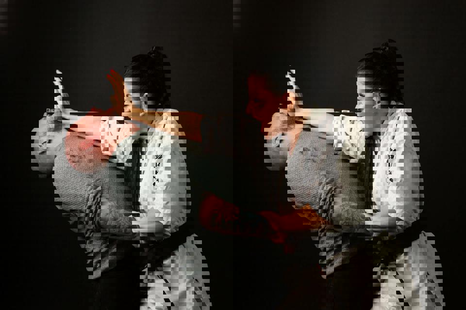 eine Person, die gegen eine andere Person kämpft