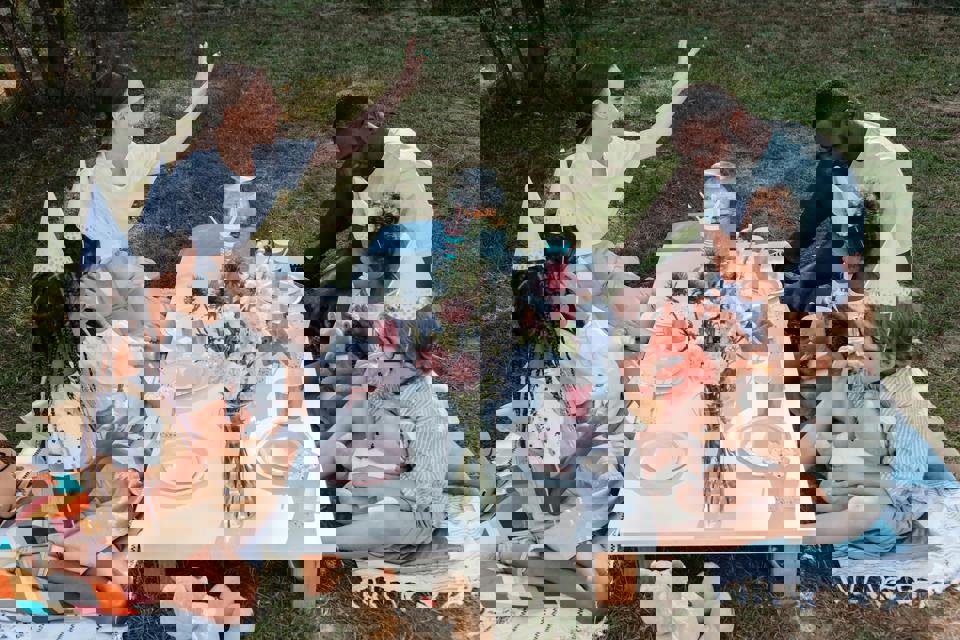 eine Gruppe von Menschen, die um einen Tisch sitzen