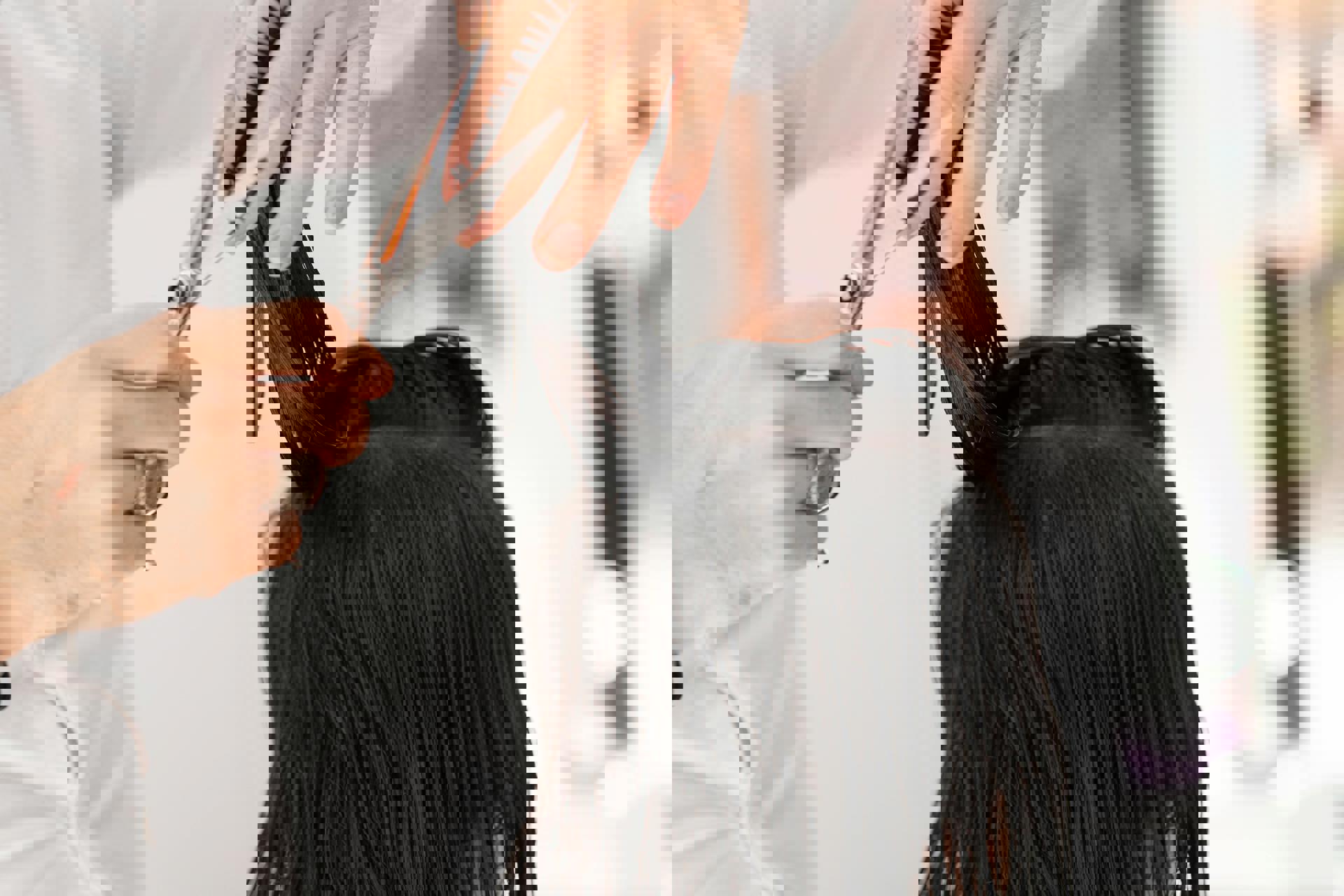 eine Person schneidet einer anderen Person die Haare