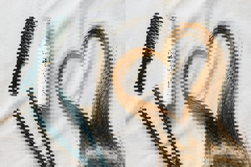 ein Lockenstab und eine Haarbürste