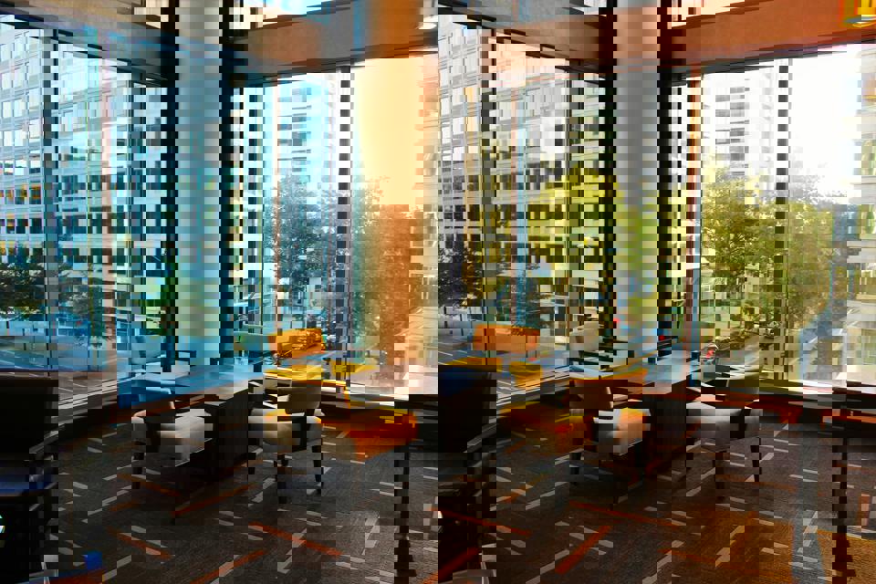 ein Zimmer mit einem Tisch und Stühlen