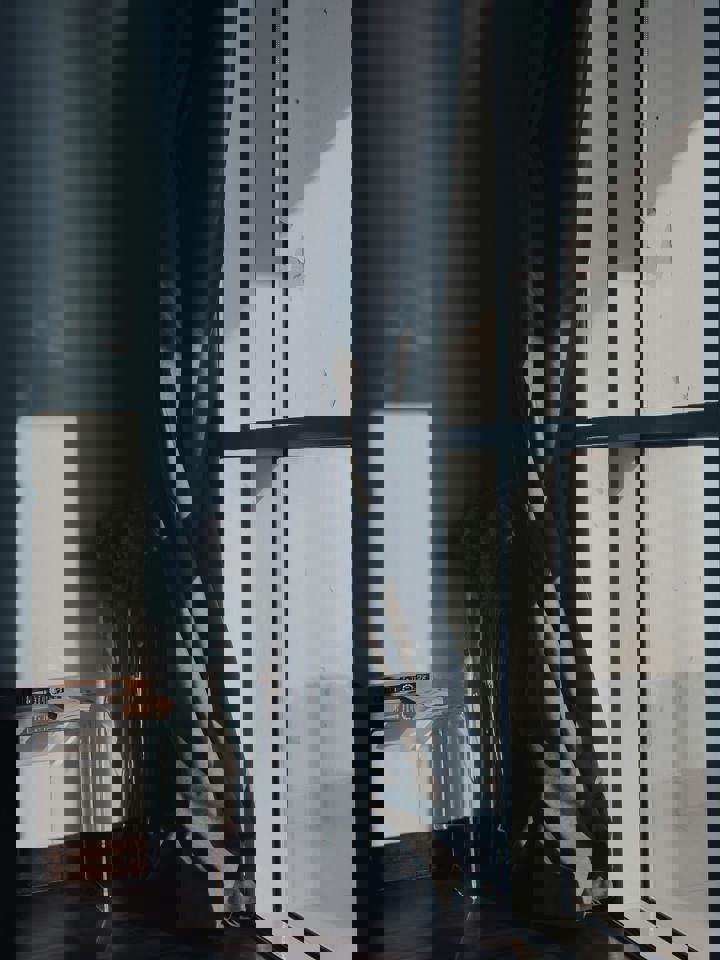 ein Vorhang in einem Zimmer