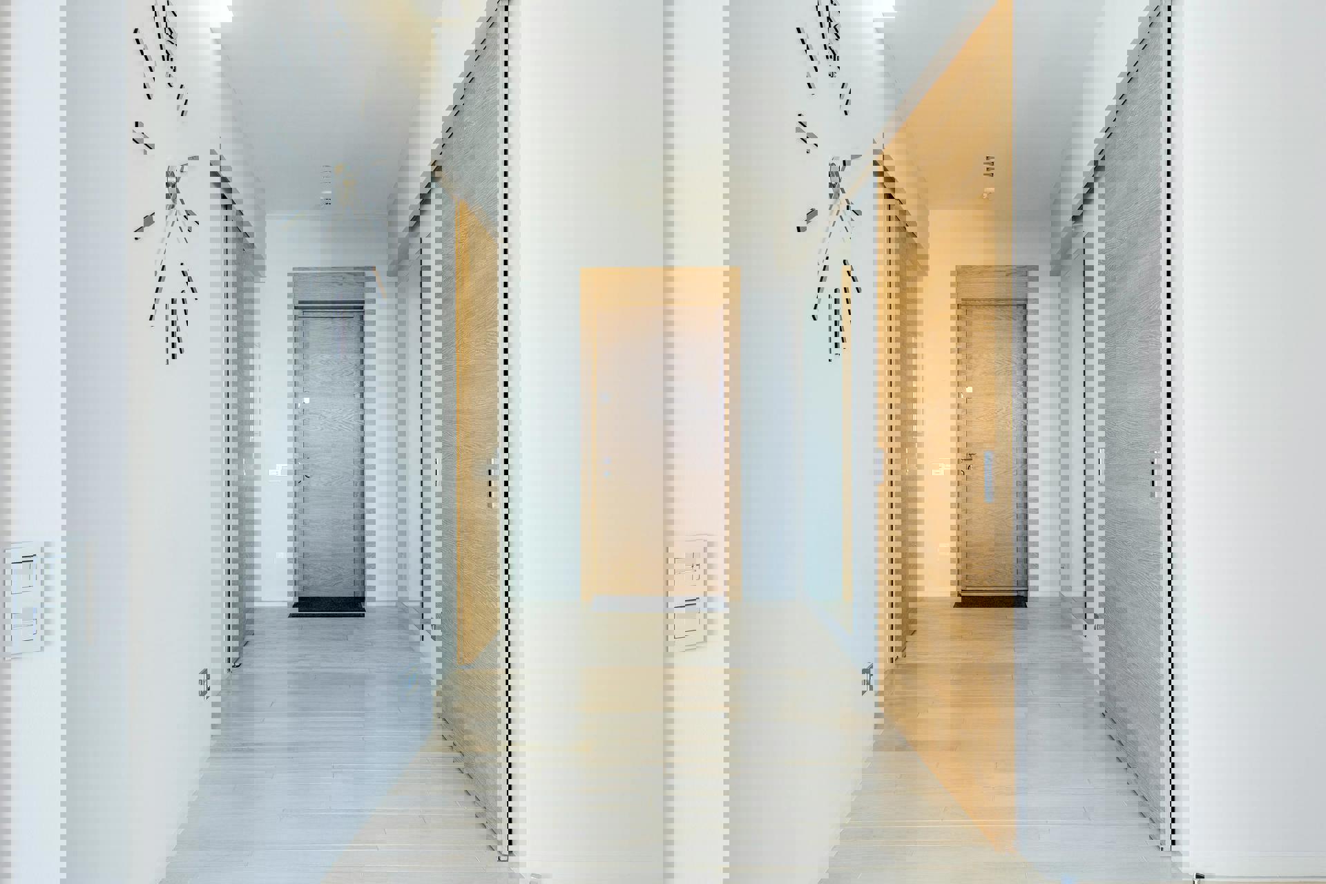 Ein Flur mit zwei Türen und einer Uhr.