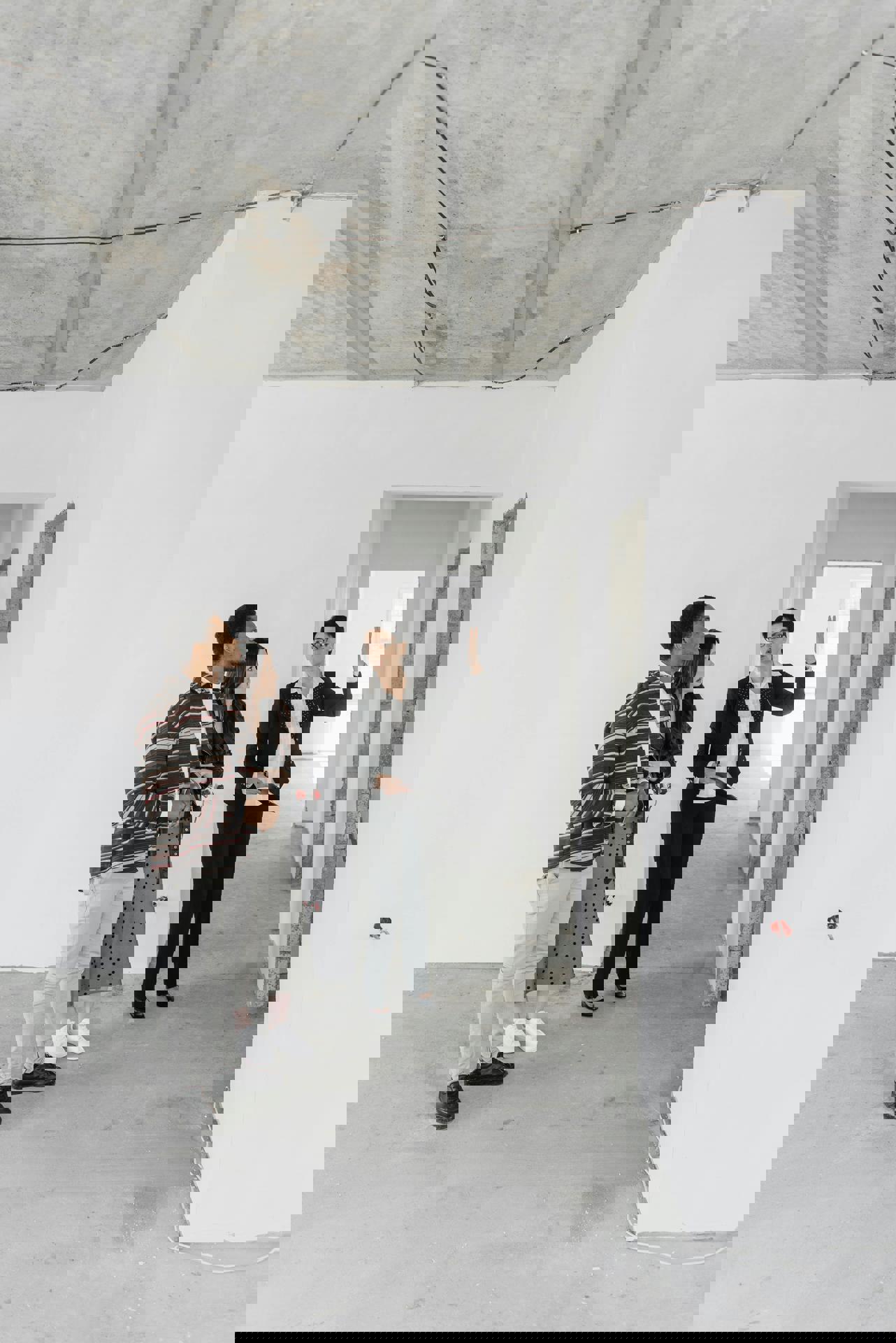 eine Gruppe von Menschen, die in einem Raum stehen