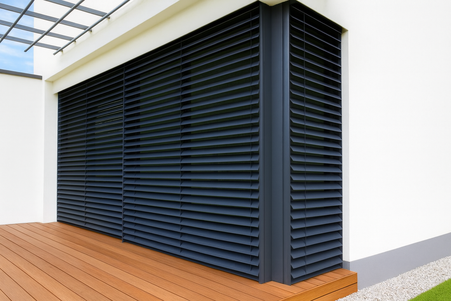 schwarze Fensterläden an einem Gebäude