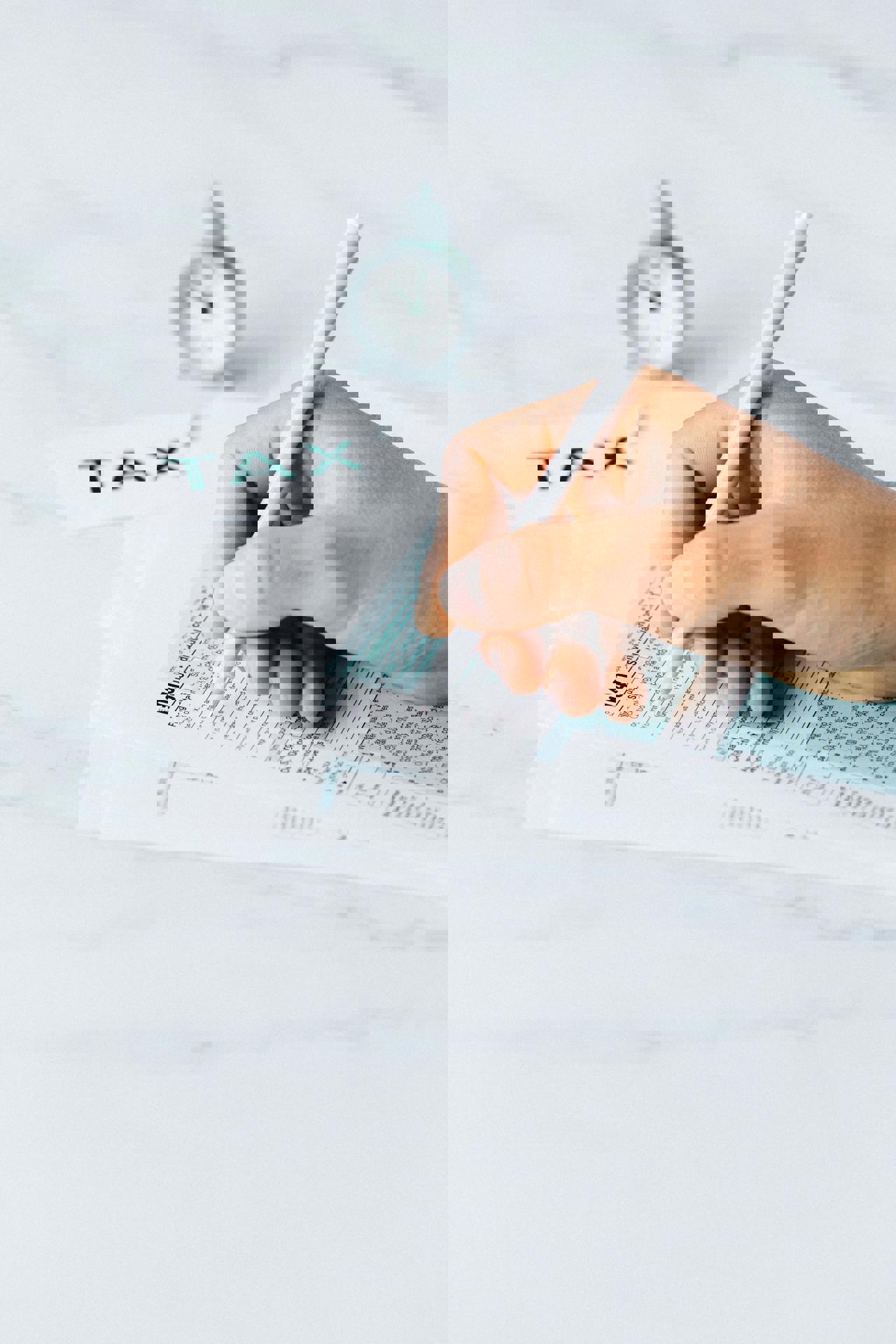 eine Person, die ein Steuerformular ausfüllt