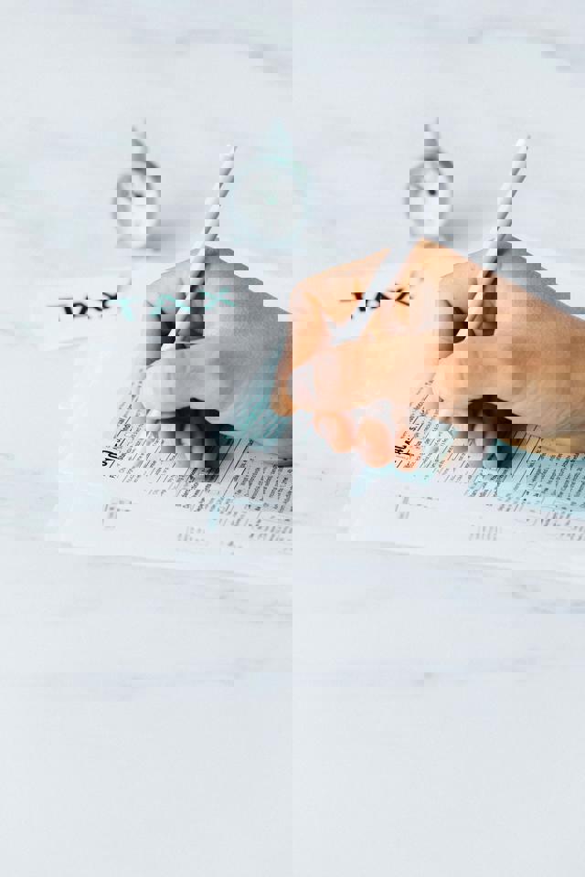 eine Person, die ein Steuerformular ausfüllt