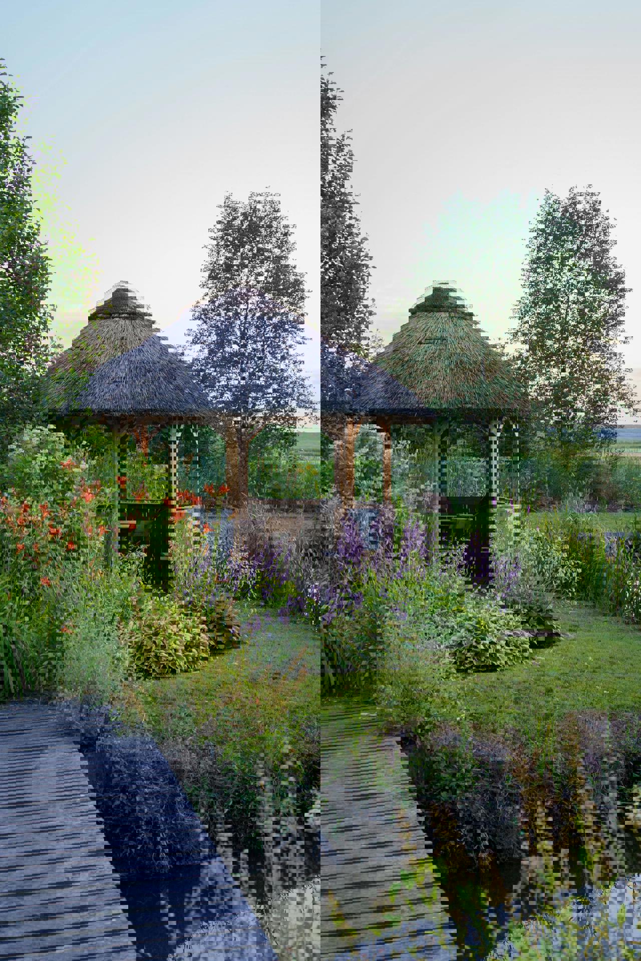 ein Pavillon, umgeben von Pflanzen und Blumen