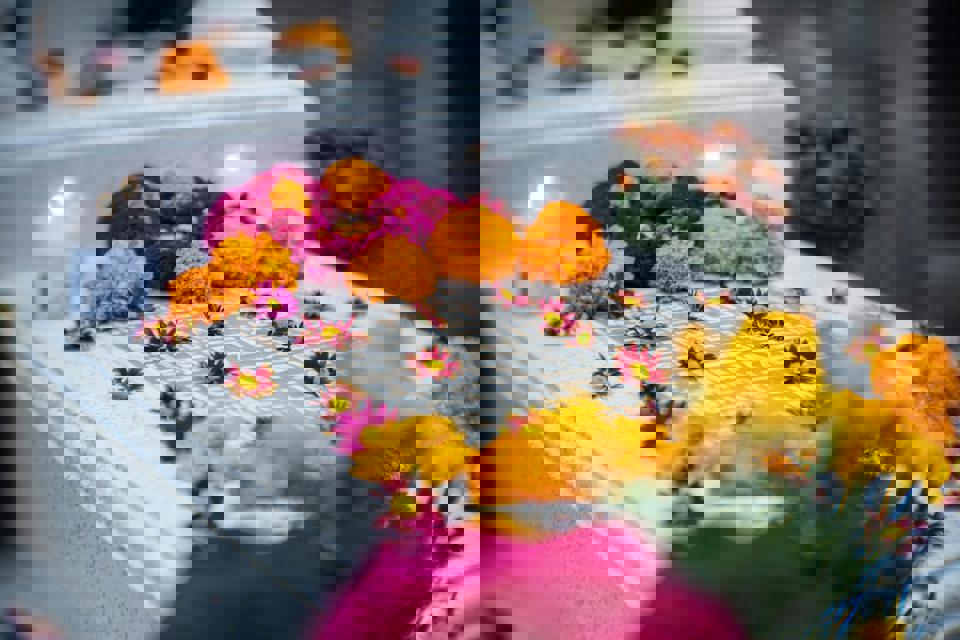 Blumen auf einem Grabstein