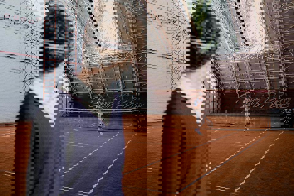 eine Person, die auf einem Tennisplatz steht