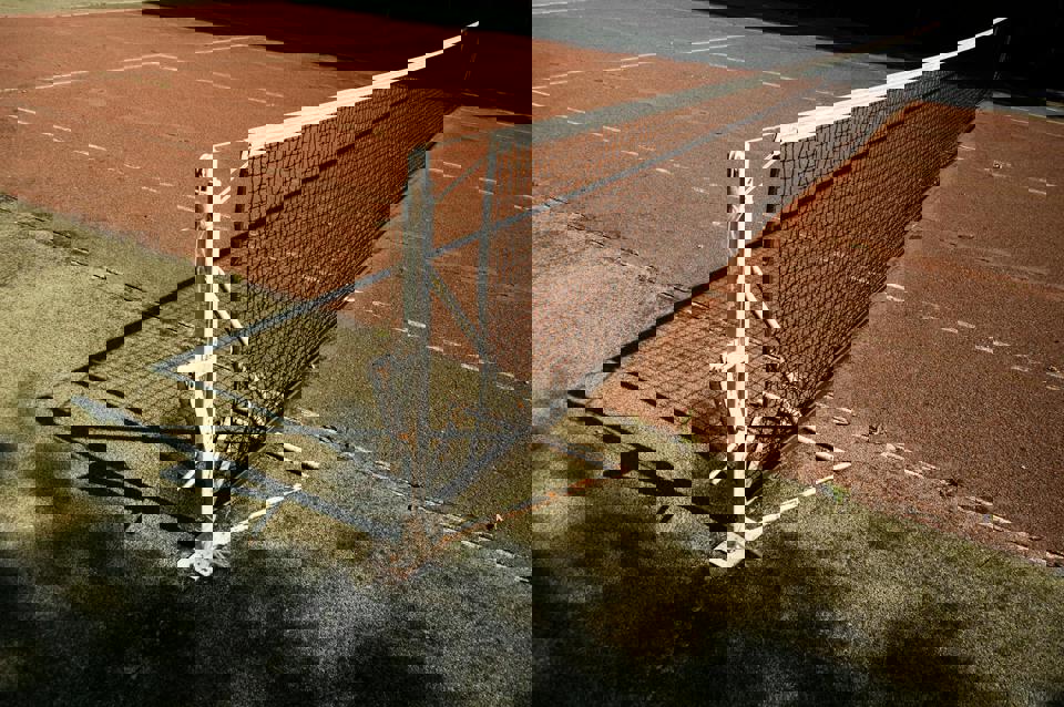 ein Tennisnetz auf einem Tennisplatz
