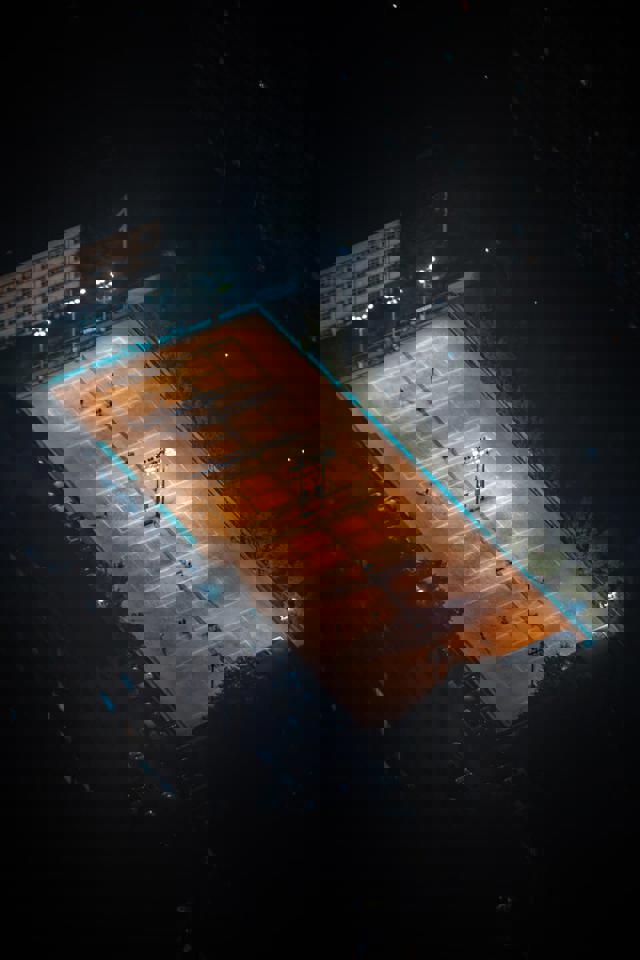 Eine Luftaufnahme eines Tennisplatzes.