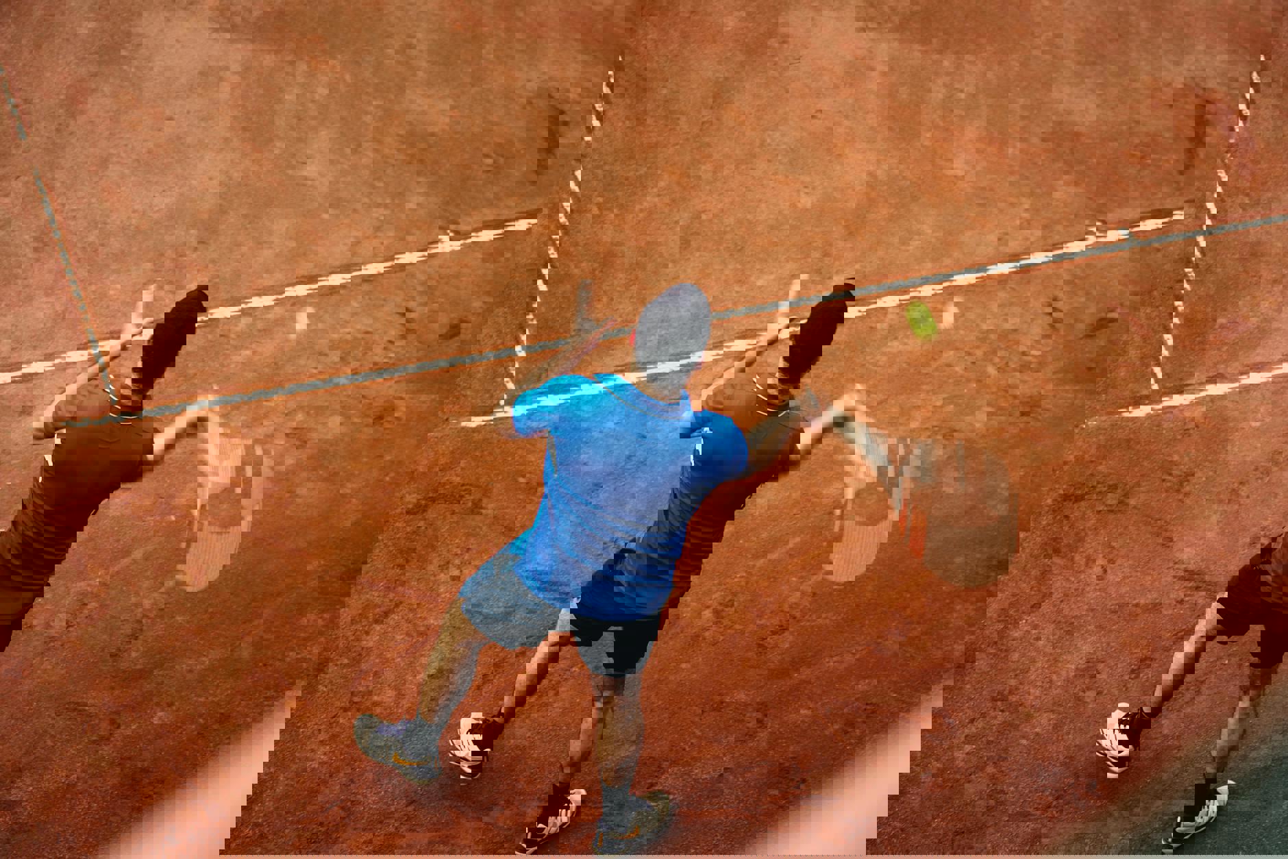 eine Person, die einen Tennisschläger schwingt