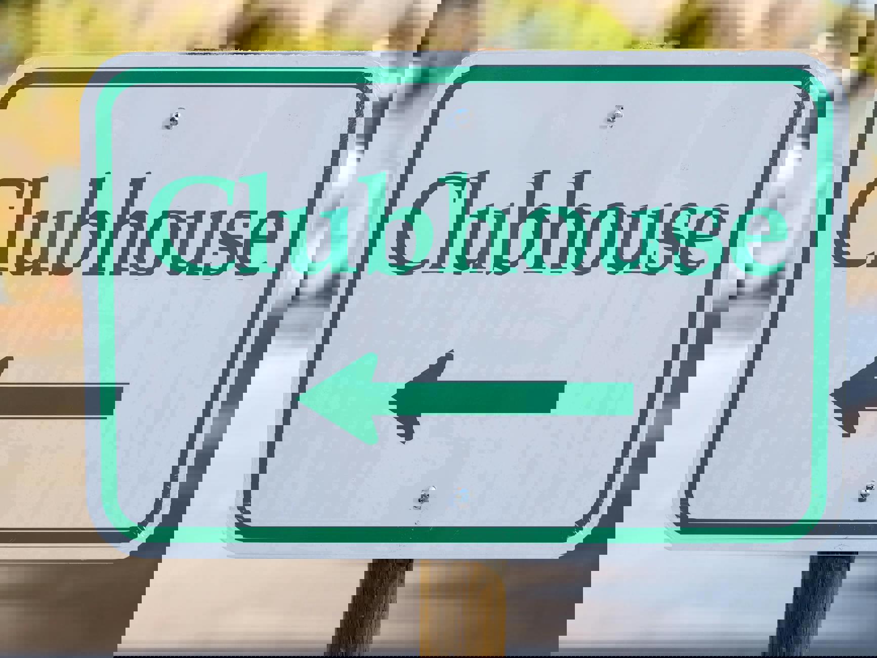 Ein Schild mit grünem Text und Pfeil