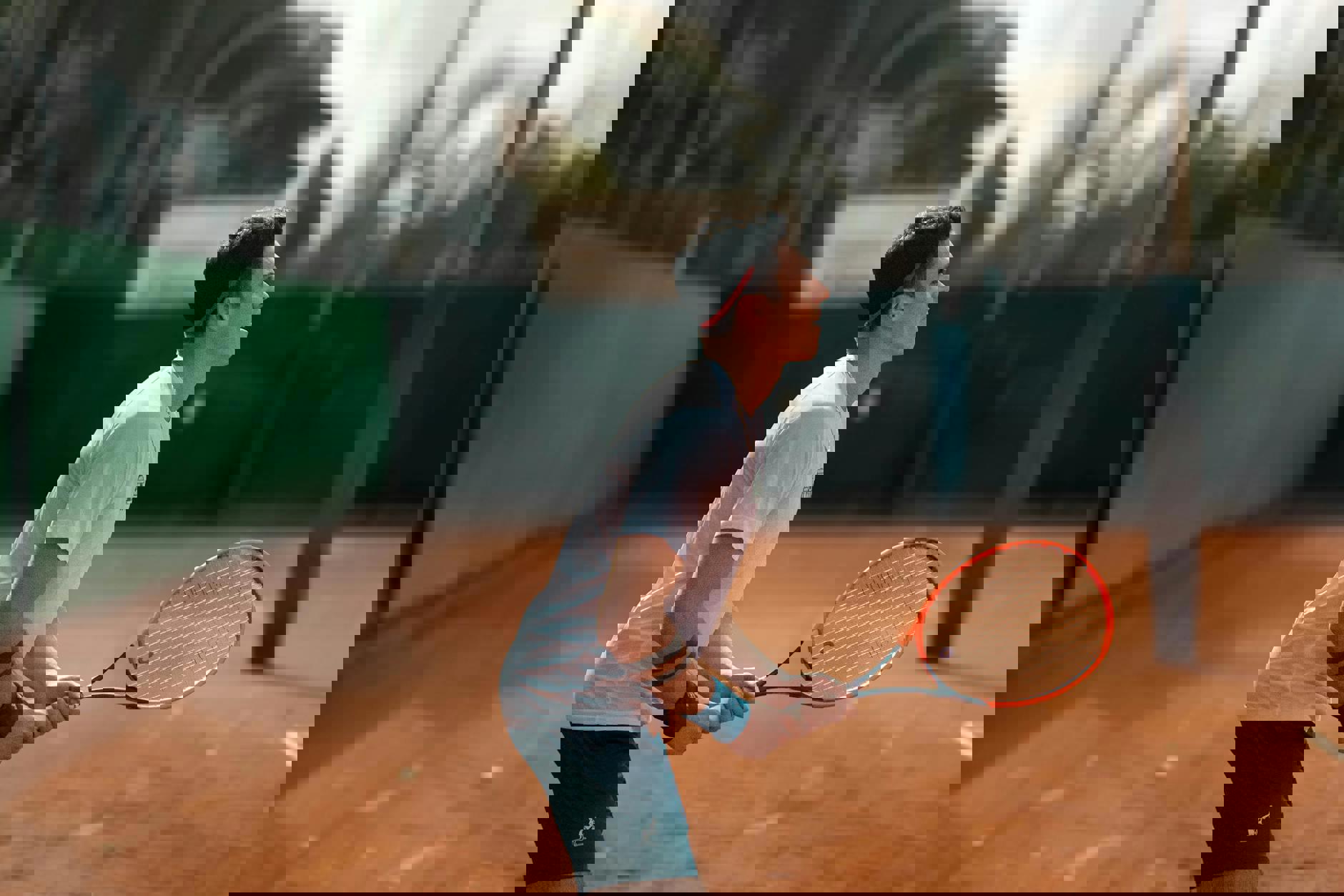 eine Person, die einen Tennisschläger hält