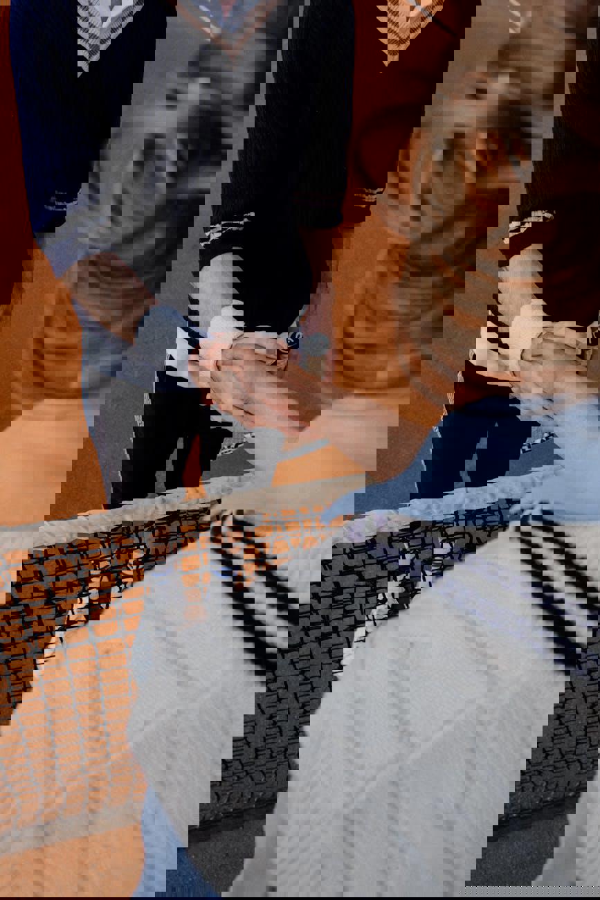 Eine Person und eine andere Person geben sich die Hand.