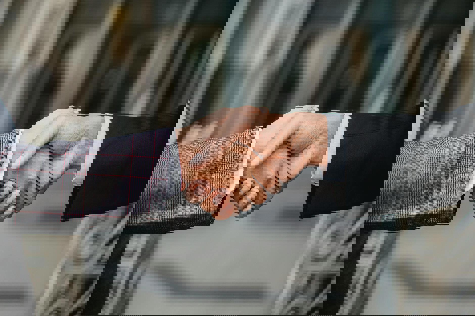 eine Nahaufnahme von sich schüttelnden Händen