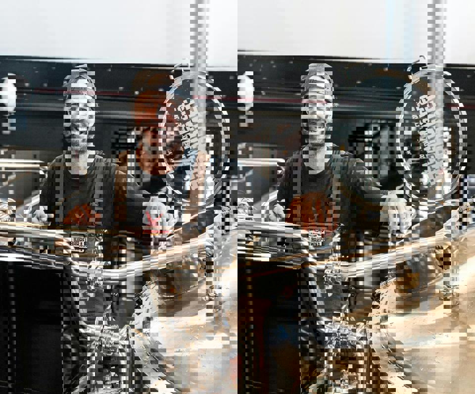 eine Person, die in einer Fabrik steht