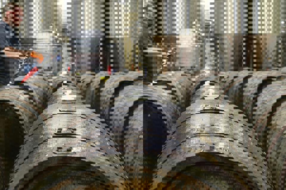 eine Gruppe von Fässern in einer Fabrik