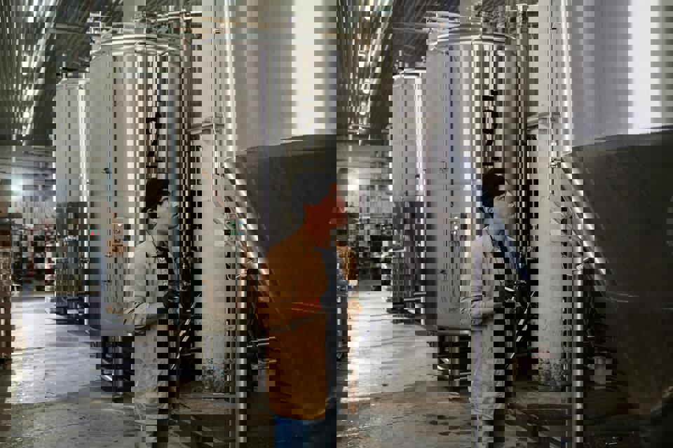 eine Person, die in einer Fabrik steht