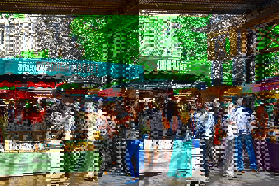 eine Gruppe von Menschen auf einem Markt